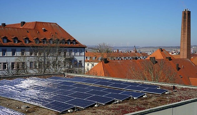 Photovoltaik auf dem Dach des Bezirks Unterfranken